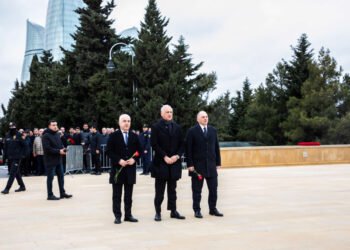 “Azərsun Holdinq”in rəhbər heyəti 20 Yanvar şəhidlərinin xatirəsini anıb